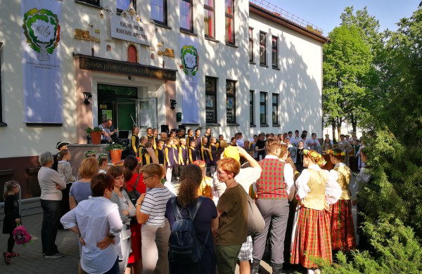 Meno mokyklos surengtas performansas traukė praeivių žvilgsnius