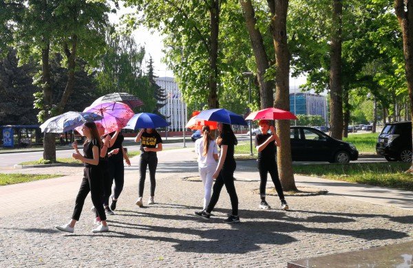 Meno mokyklos surengtas performansas traukė praeivių žvilgsnius