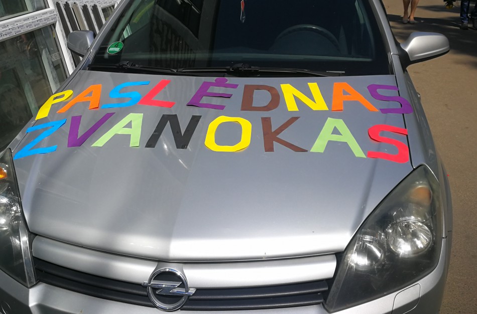 Jonavietis: Vairuotojai – būkite atidūs! Gatvėmis nesaugiai „laksto“ abiturientai