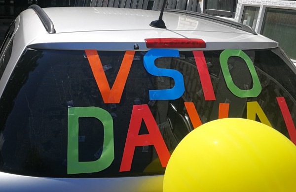 Jonavietis: Vairuotojai – būkite atidūs! Gatvėmis nesaugiai „laksto“ abiturientai