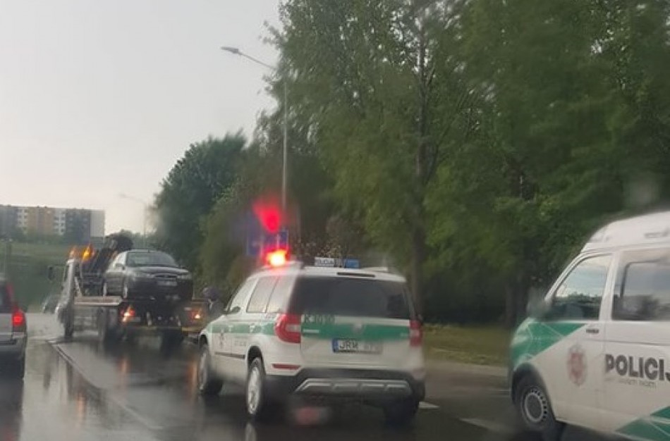 Policijos pareigūnai sučiupo neblaivų vairuotoją ir galimai narkotinių medžiagų turėjusius jaunuolius