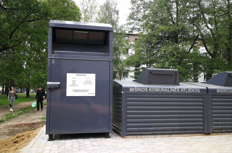 Jonavietė apie aukštus tekstilės konteinerius: ,,Ką daryti piliečiui, kurio ūgis 160 cm?“