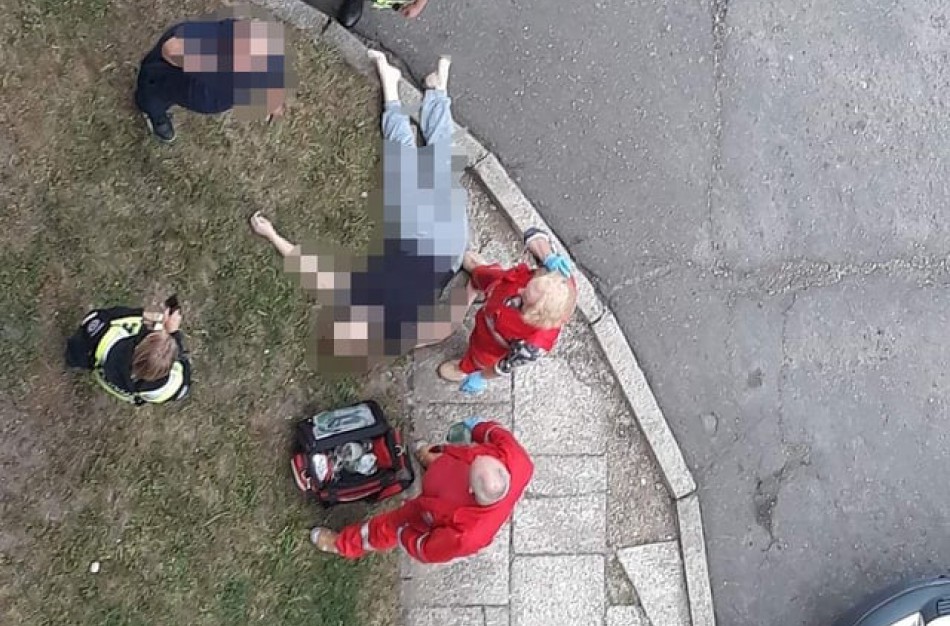 Iš 7 aukšto neaiškiomis aplinkybėmis iškrito arba galimai iššoko moteris