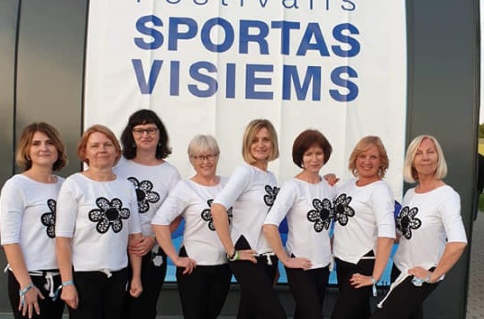 Moterų linijinių šokių kolektyvo “Vėtra” pasirodymas festivalyje Palangoje