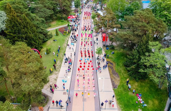 Moterų linijinių šokių kolektyvo “Vėtra” pasirodymas festivalyje Palangoje