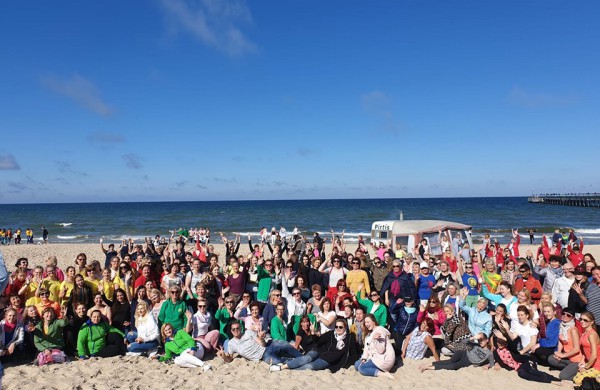 Moterų linijinių šokių kolektyvo “Vėtra” pasirodymas festivalyje Palangoje