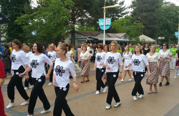 Moterų linijinių šokių kolektyvo “Vėtra” pasirodymas festivalyje Palangoje