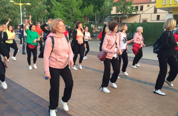 Moterų linijinių šokių kolektyvo “Vėtra” pasirodymas festivalyje Palangoje