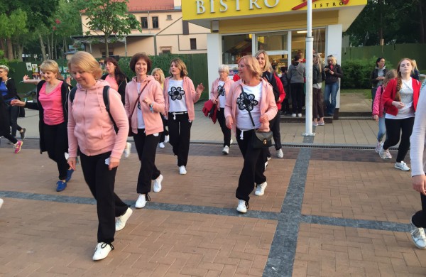 Moterų linijinių šokių kolektyvo “Vėtra” pasirodymas festivalyje Palangoje