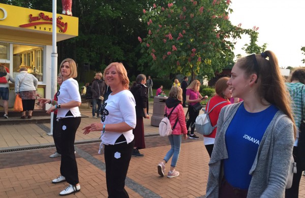 Moterų linijinių šokių kolektyvo “Vėtra” pasirodymas festivalyje Palangoje