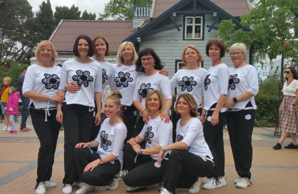 Moterų linijinių šokių kolektyvo “Vėtra” pasirodymas festivalyje Palangoje