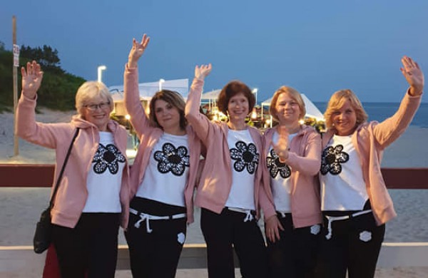 Moterų linijinių šokių kolektyvo “Vėtra” pasirodymas festivalyje Palangoje