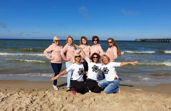 Moterų linijinių šokių kolektyvo “Vėtra” pasirodymas festivalyje Palangoje