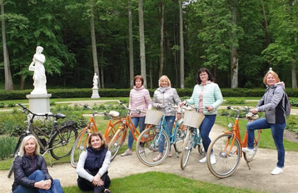 Moterų linijinių šokių kolektyvo “Vėtra” pasirodymas festivalyje Palangoje