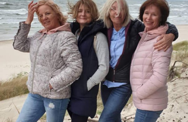 Moterų linijinių šokių kolektyvo “Vėtra” pasirodymas festivalyje Palangoje