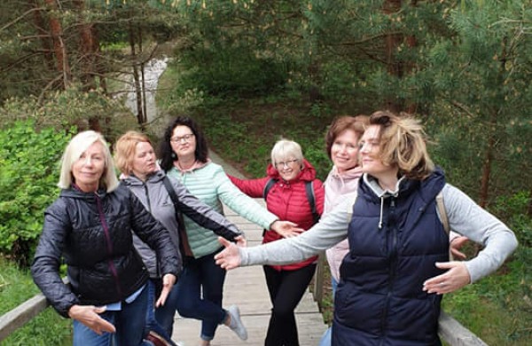 Moterų linijinių šokių kolektyvo “Vėtra” pasirodymas festivalyje Palangoje