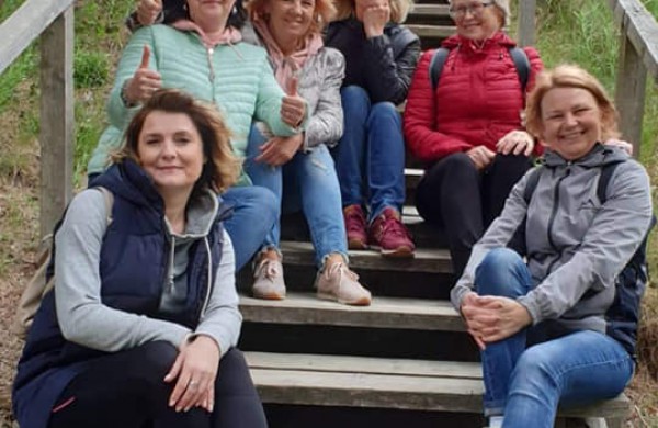 Moterų linijinių šokių kolektyvo “Vėtra” pasirodymas festivalyje Palangoje