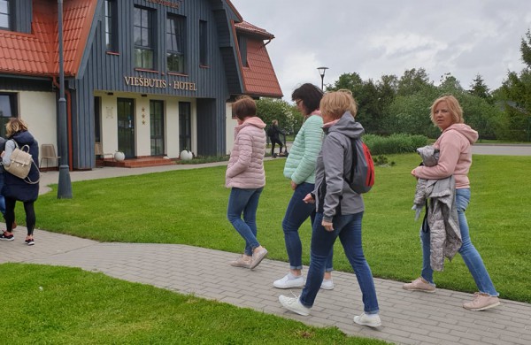 Moterų linijinių šokių kolektyvo “Vėtra” pasirodymas festivalyje Palangoje