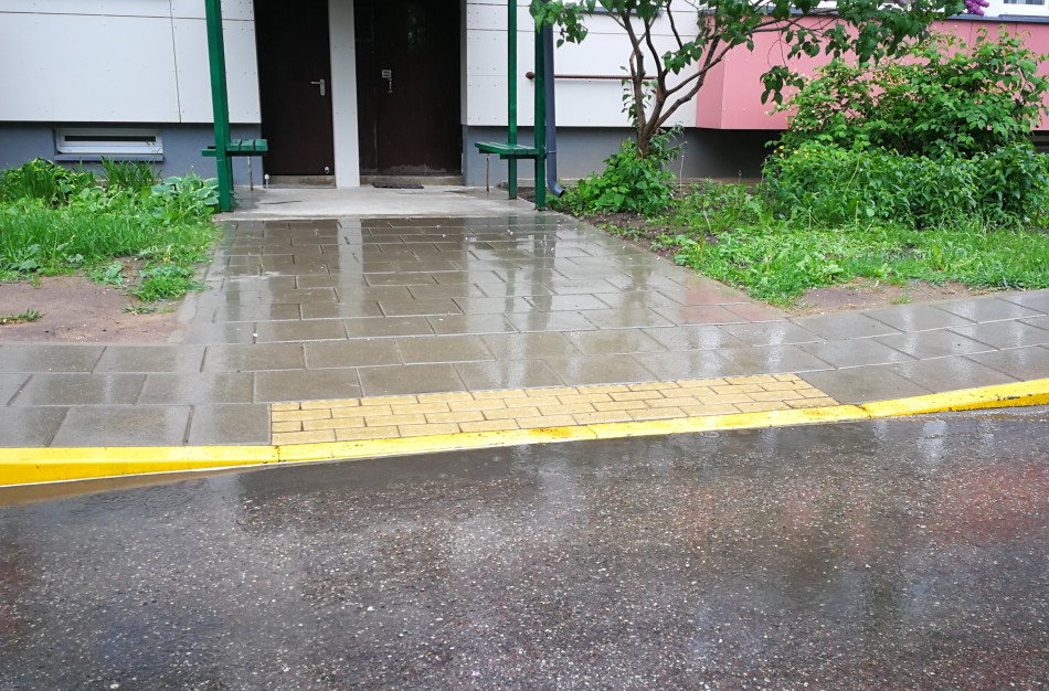 Audrius: Kas prie laiptinių nudažė geltonas juostas?