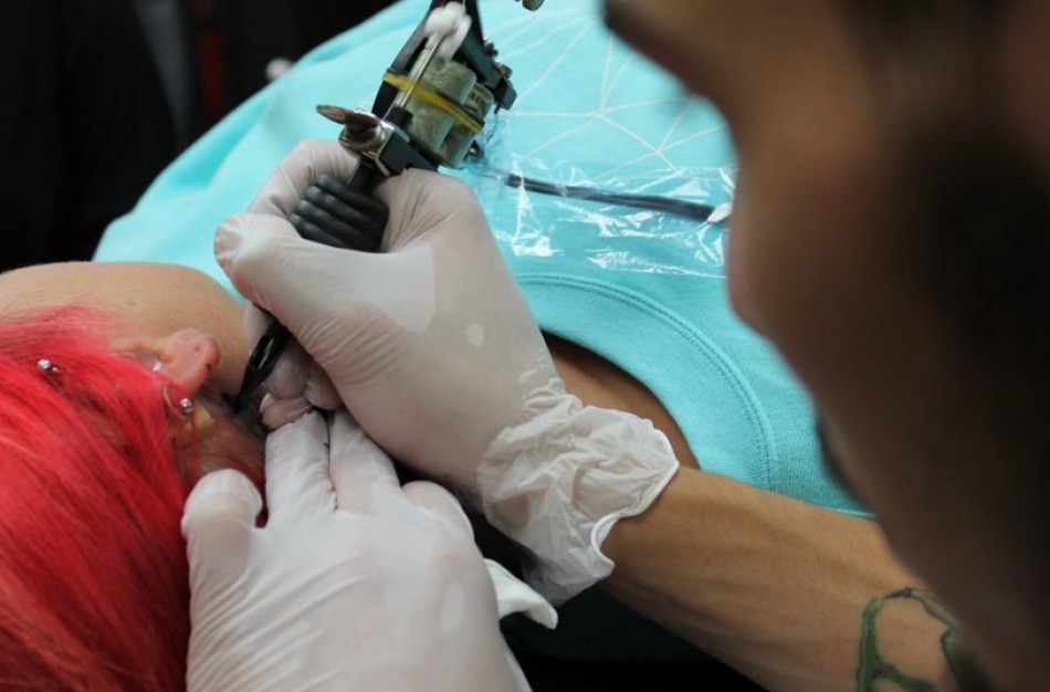 Nesaugiai atliekamos tatuiravimo paslaugos gali kelti grėsmę sveikatai