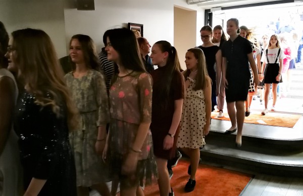 J.Miščiukaitės meno mokykla iškilmingai atsisveikino su savo absolventais  