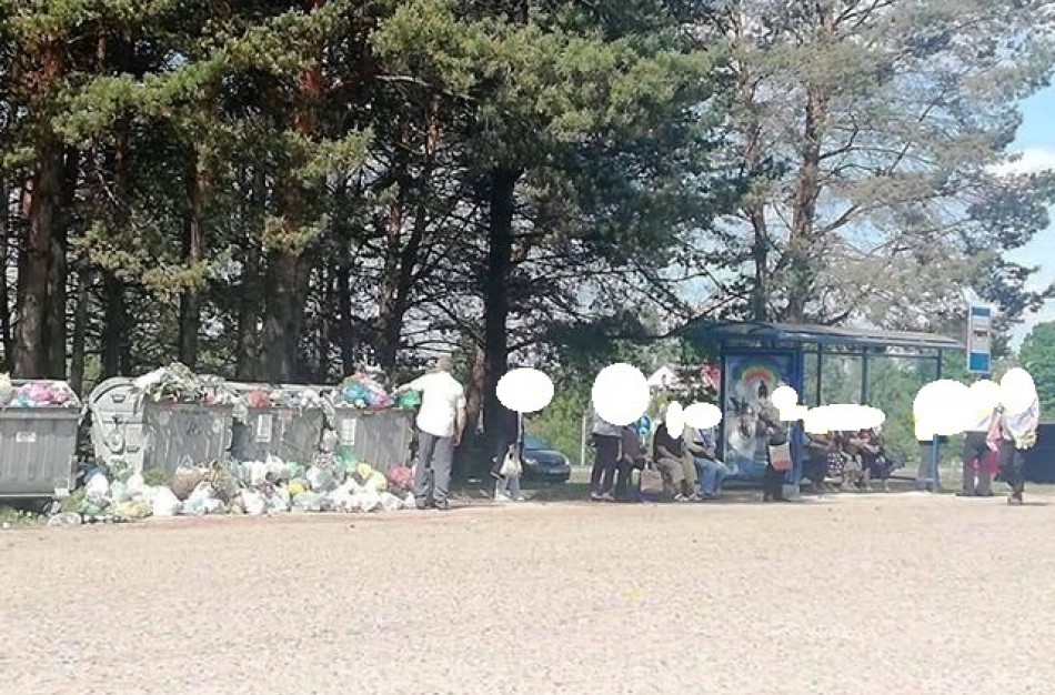 Jonavietis: taip atrodo Šmatų kapinių autobuso stotelė per Tėvo dieną - smarvė, šiukšlės
