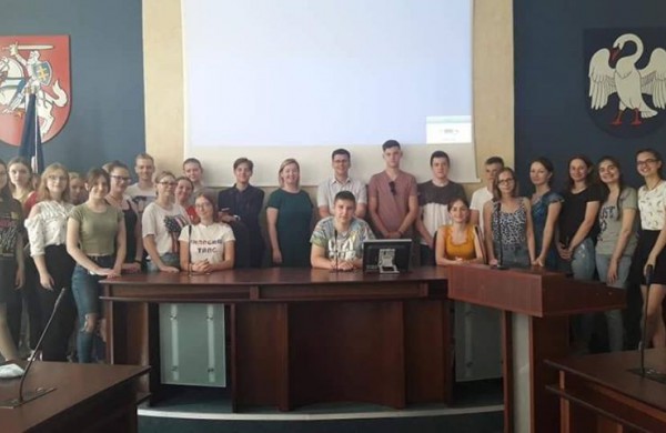 Kaip gimnazistai „matavosi tėvų klumpes” arba visuotinė atvirų durų diena tėvų darbovietėse 