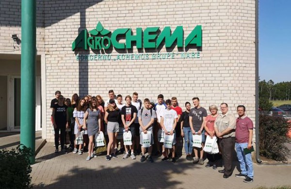 Kaip gimnazistai „matavosi tėvų klumpes” arba visuotinė atvirų durų diena tėvų darbovietėse 