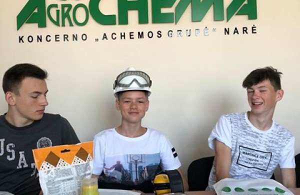 Kaip gimnazistai „matavosi tėvų klumpes” arba visuotinė atvirų durų diena tėvų darbovietėse 