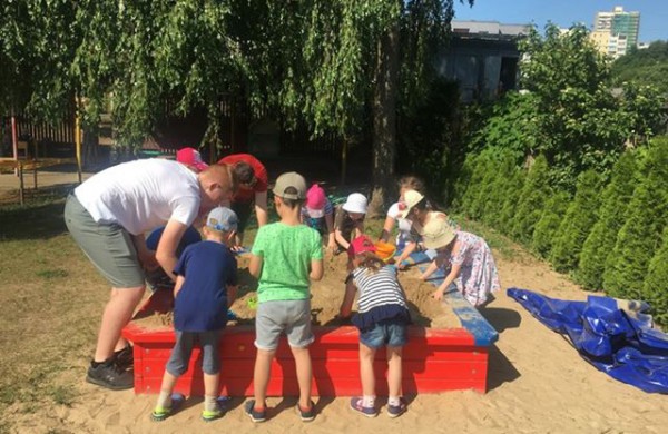 Kaip gimnazistai „matavosi tėvų klumpes” arba visuotinė atvirų durų diena tėvų darbovietėse 
