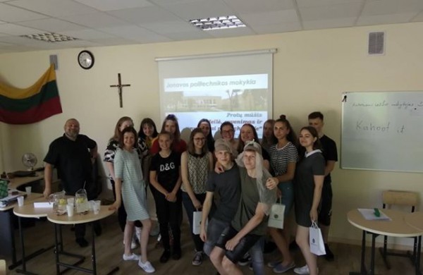 Kaip gimnazistai „matavosi tėvų klumpes” arba visuotinė atvirų durų diena tėvų darbovietėse 