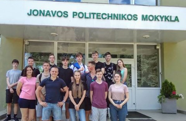 Kaip gimnazistai „matavosi tėvų klumpes” arba visuotinė atvirų durų diena tėvų darbovietėse 