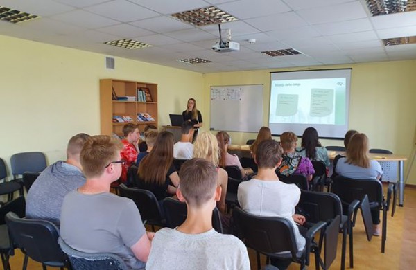 Kaip gimnazistai „matavosi tėvų klumpes” arba visuotinė atvirų durų diena tėvų darbovietėse 