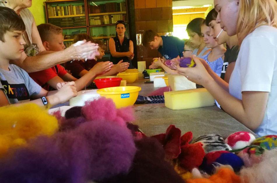 Samulevičių memorialinėje sodyboje startavo edukacinė stovykla mokiniams "Amatų pynė"