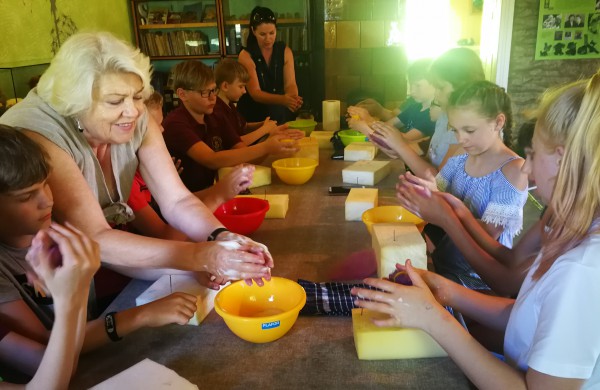 Samulevičių memorialinėje sodyboje startavo edukacinė stovykla mokiniams "Amatų pynė"