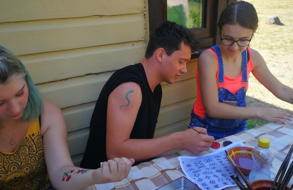 Samulevičių memorialinėje sodyboje startavo edukacinė stovykla mokiniams "Amatų pynė"