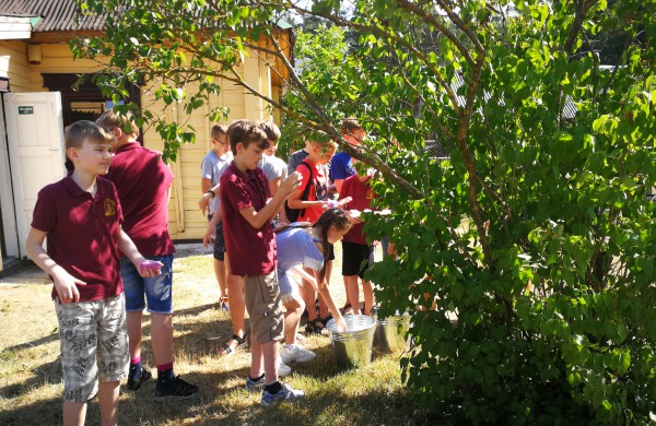 Samulevičių memorialinėje sodyboje startavo edukacinė stovykla mokiniams "Amatų pynė"