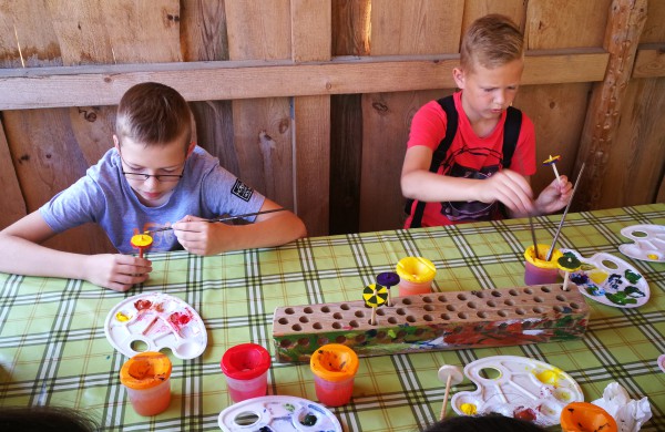 Samulevičių memorialinėje sodyboje startavo edukacinė stovykla mokiniams "Amatų pynė"