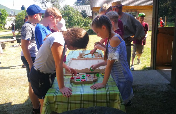 Samulevičių memorialinėje sodyboje startavo edukacinė stovykla mokiniams "Amatų pynė"