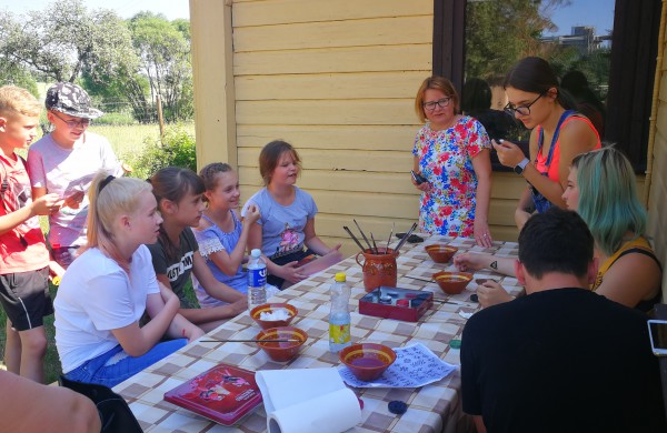 Samulevičių memorialinėje sodyboje startavo edukacinė stovykla mokiniams "Amatų pynė"