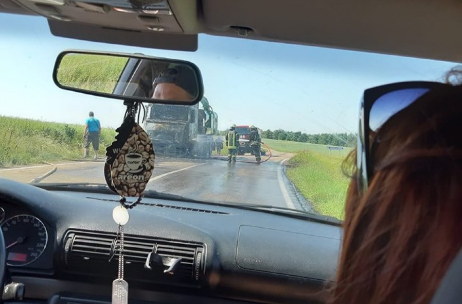 Kelyje Kaunas – Šėta  užsidegė vilkikas
