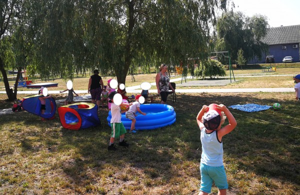 Daugiau nei pusė mokinių neatvyko į pamokas, darželių vaikams – smagiau