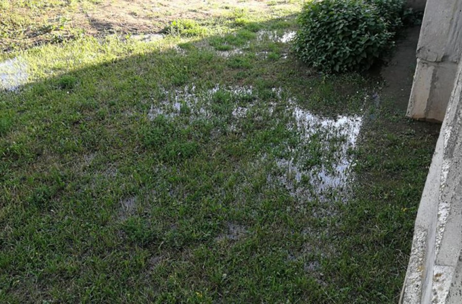 Žemaitės gatvėje – vandentiekio gedimas: daugiabučio gyventojai netrukus liks be vandens 