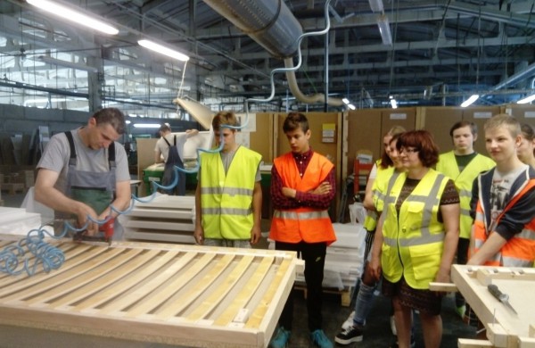 ,,Šokom“ į tėvų klumpes