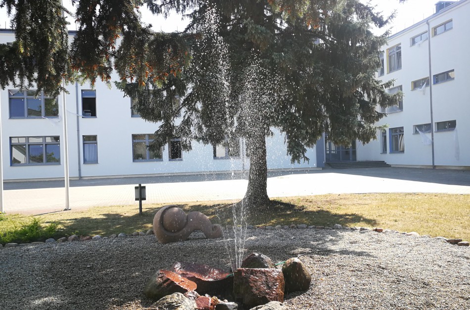 Skelbiamas konkursas Jonavos Jeronimo Ralio gimnazijos direktoriaus pareigoms eiti