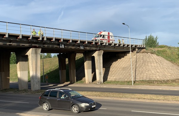 Sunkiai apgirtusios moters akistata su traukiniu