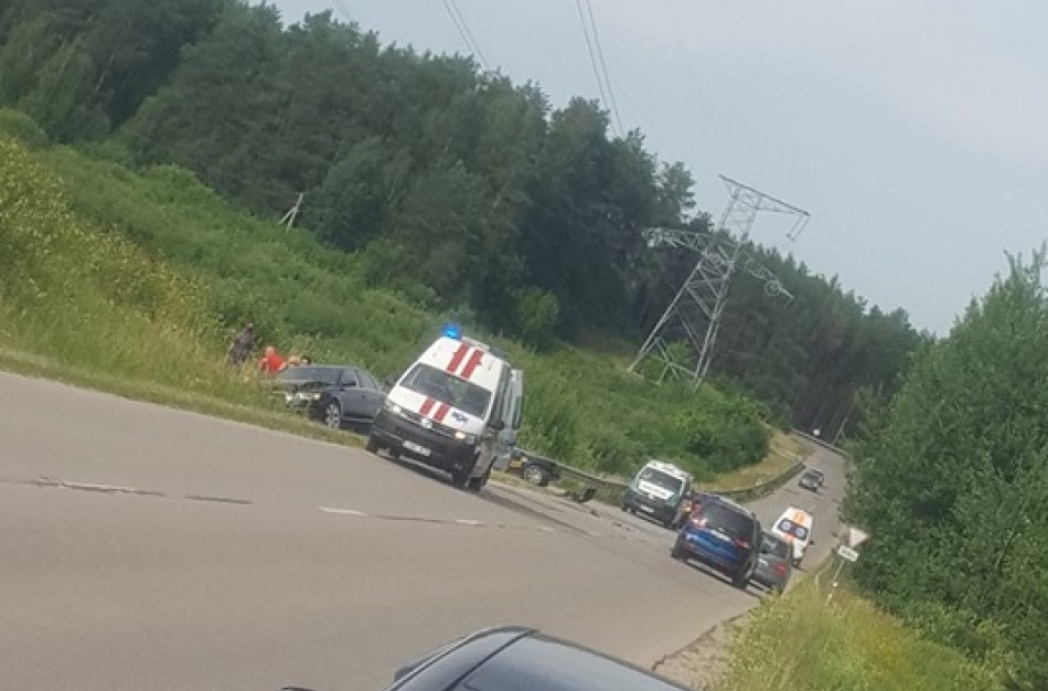 Kelyje Jonava - Čičinai susidūrė du automobiliai: trys žmonės išvežti į ligoninę
