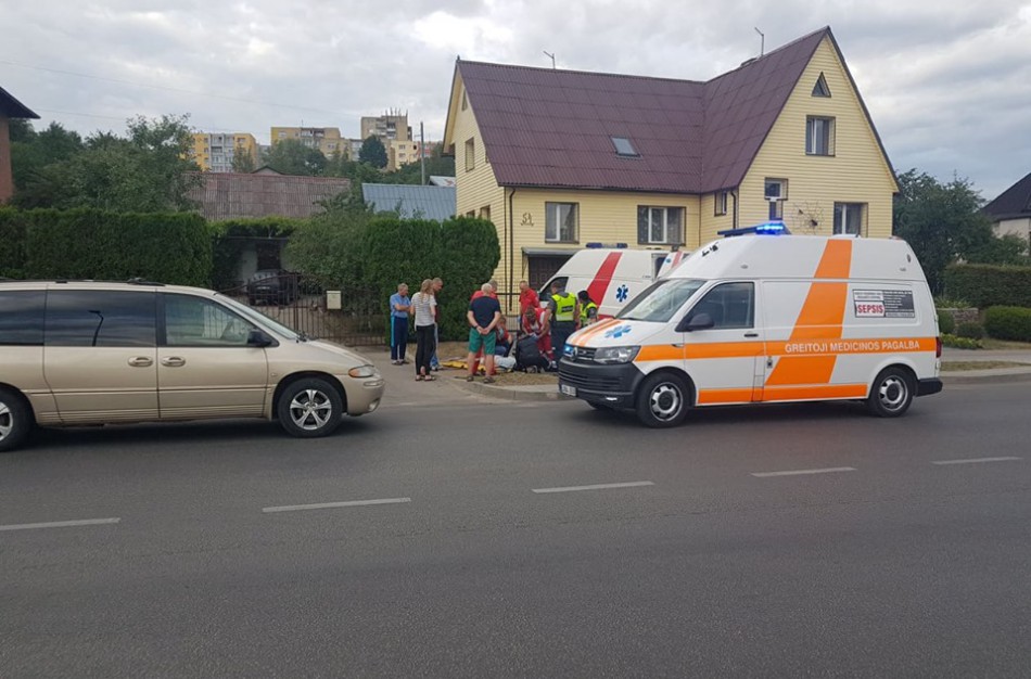 Medikų pagalbos prireikė nuo dviračio nukritusiam jaunuoliui