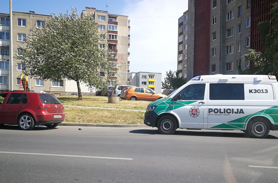 Vairuotojas, atsitrenkęs į VW Golf, pasišalino iš įvykio vietos