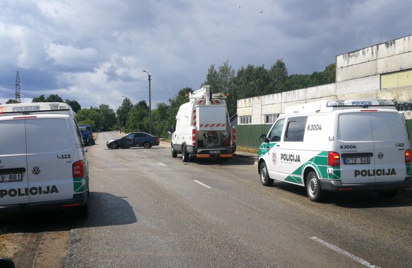 BMW smūgio neatlaikė betoninis elektros stulpas 